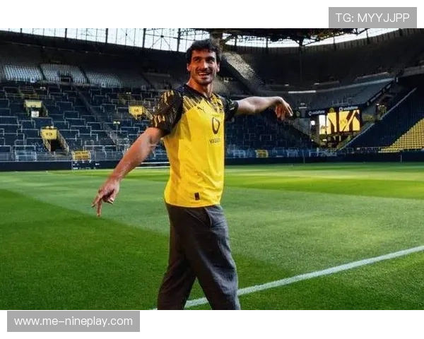 胡梅尔斯：德国足球巨星的职业生涯与场外生活揭秘