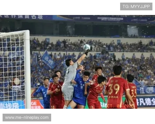 足球球星因失误摔入观众席瞬间引发惊呼 视频曝光引发热议